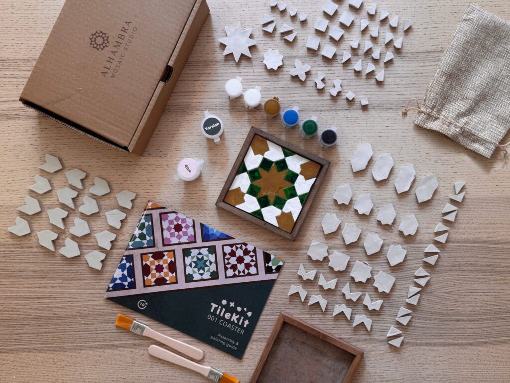 Inhoud van de kit met een onderzetter in het palet Alhambra / Sevilla